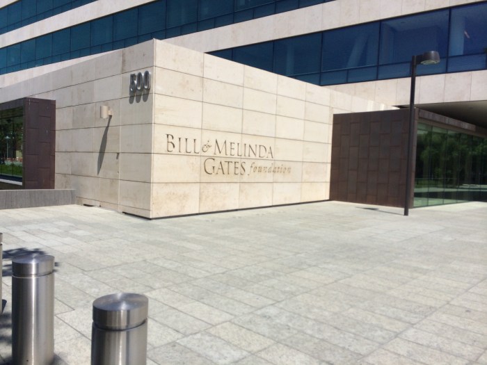 The Bill and Melinda Gates Foundation, a couple blocks from our hotel, has a visitor center that we toured for an hour while waiting for our hotel room to be ready.  We walked two miles from the train station to the hotel in Seattle - five miles in all today - wearing heavy backpacks and were pretty tired.